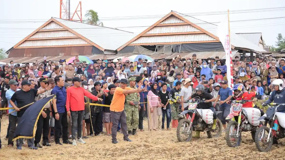 Aksi Seru Taksi Gabah Race Daeng Manye Cup Rebutkan Hadiah Motor