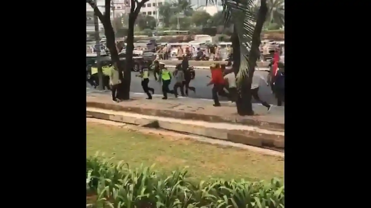 VIDEO VIRAL! Polisi Dihajar & Dikejar Pelajar STM: Ini Versi Polisi & Fakta di Video
