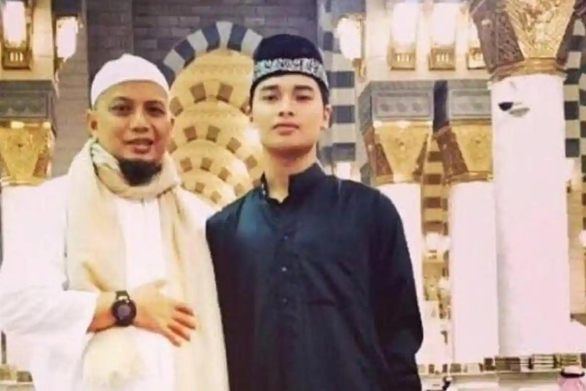 Alvin Faiz Mimpi Ketemu Ayahnya Ustaz Arifin Ilham, Umi Yuni Kaget dan Langsung Menangis