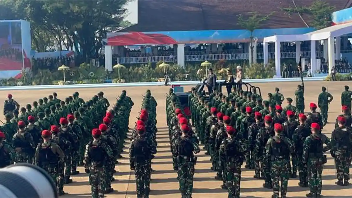 Hadiri Upacara HUT Bhayangkara Ke-80, Prabowo Kenakan Jas Abu-abu ...