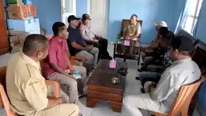 Wakapolres-Flores-Timur-Kompol-Ketut-Mastina-bersama-semua-kepala-Desa-se-Kecamatan-Adonara-Timur.jpg