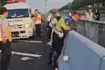 Polisi-saat-menyelamatkan-pemudik-yang-jatuh-ke-bawahww.jpg