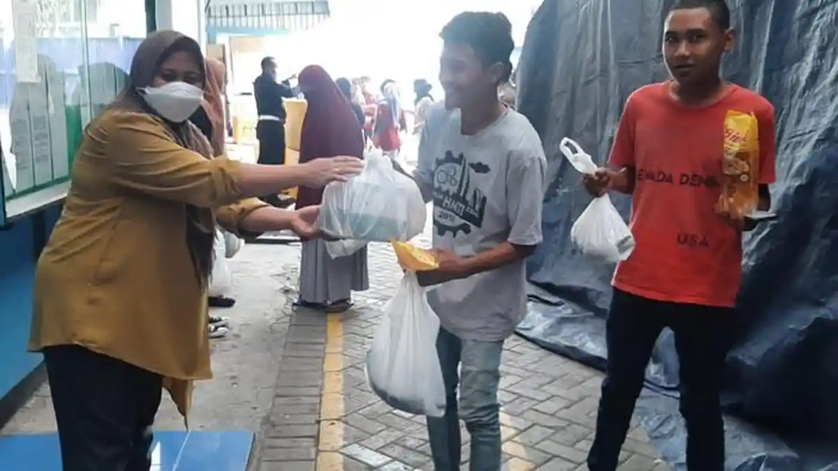 Jelang Ramadan, Perusahaan di Gresik Bagikan Ikan Bandeng, Kurma Hingga Minyak Goreng Kepada Warga
