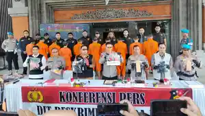 PJU-memimpin-konferensi-pers-unjuk-rasa-anarkis-di-Mapolda-Bali.jpg