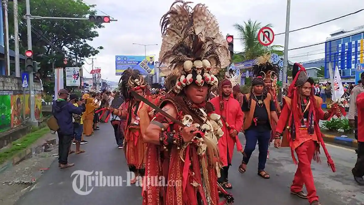 Tarian Kolosal Warnai Pawai Kongres Masyarakat Adat Menuju Stadion Barnabas Youwe Papua