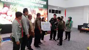 penyerahan-secara-simbolis-bantuan-ternak-kambing.jpg