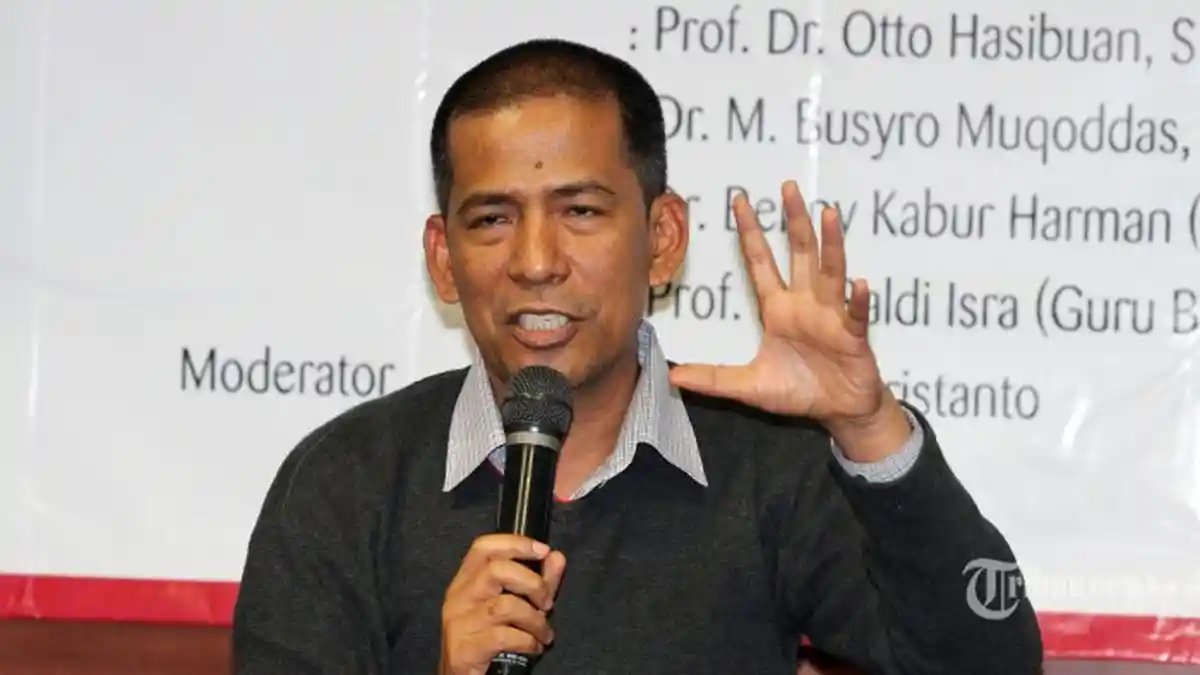 Aparat Bersenjata Lengkap Jaga Rumah Hakim MK Saldi Isra di Padang