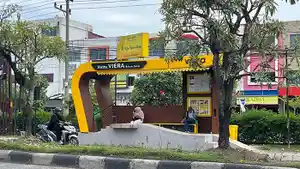 Satu-halte-di-Jalan-HR-Soebrantas.jpg
