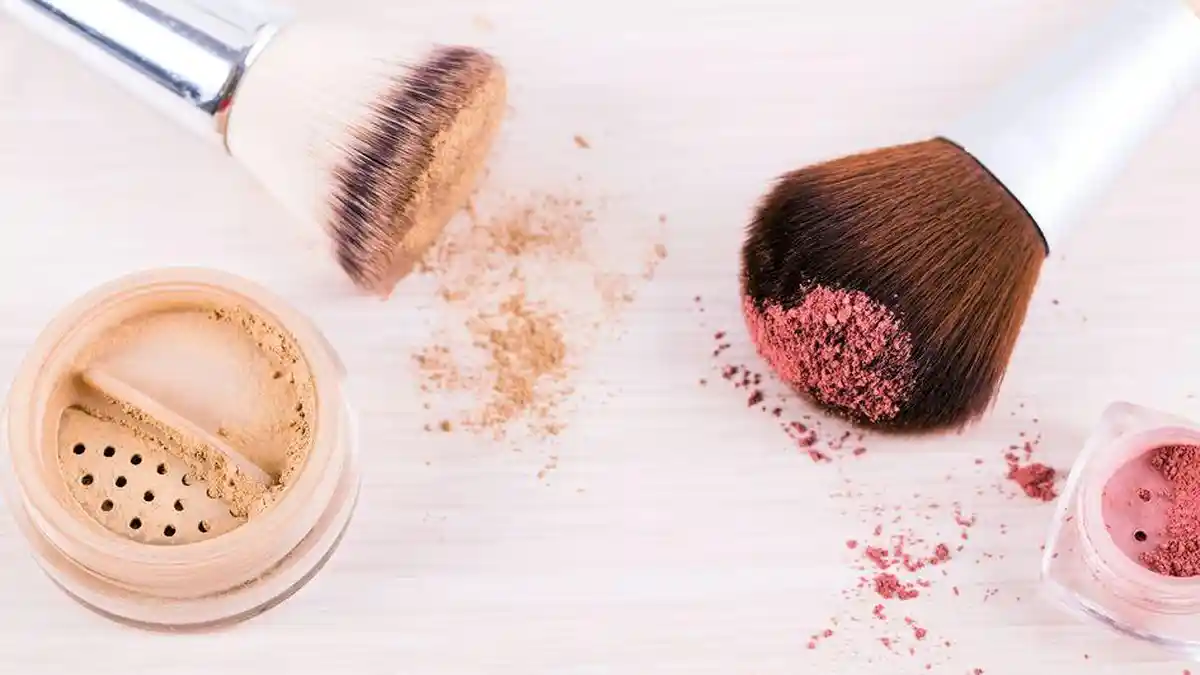 Penyebab Makeup Cakey, Ini 5 Kesalahan Memakai Bedak Tabur yang Perlu Dihindari