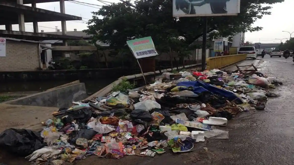 Tumpukkan Sampah di Pinggir Sungai Ganggu Penciuman Warga