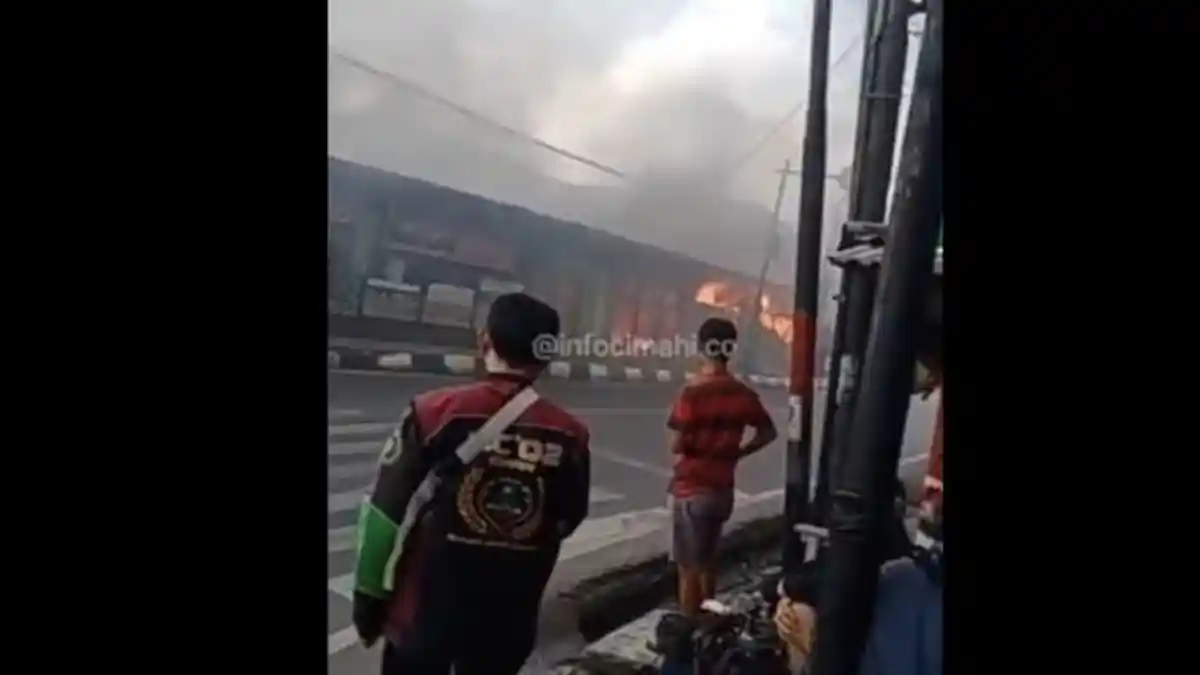 BREAKING NEWS Rumah Makan Padang Terbakar Hebat di Cimahi Siang Tadi, Warga Heboh Lihat Api