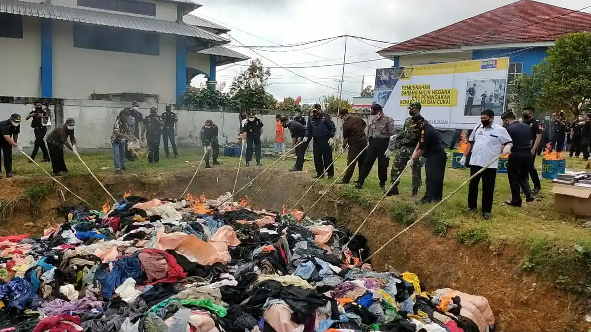 Kanwil DJBC Kalbar dan Bea Cukai Entikong Musnahkan BMN Senilai Rp 2,2 ...