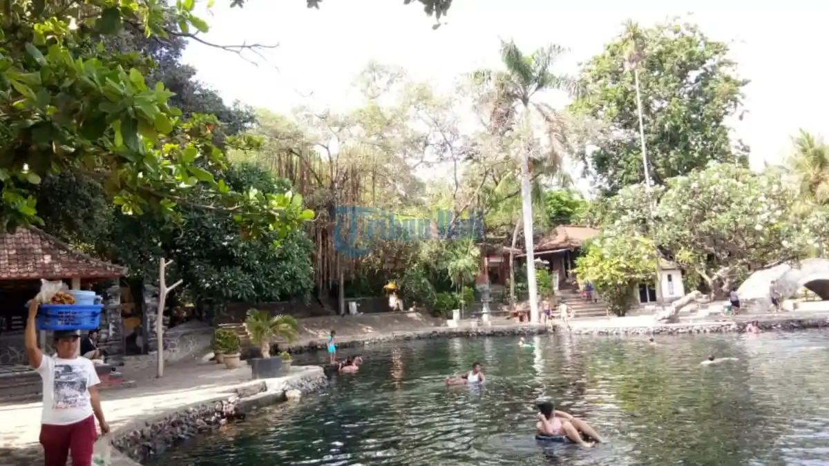 Kolam Renang Alam Air Sanih Menawarkan Panorama Indah Dengan Air Yang Bening