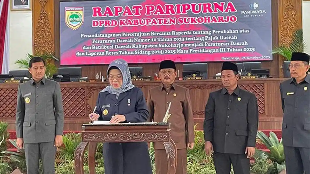 Tetapkan Perda Pajak dan Retribusi Daerah, Bupati Sukoharjo Etik Suryani Minta Segera Diterapkan