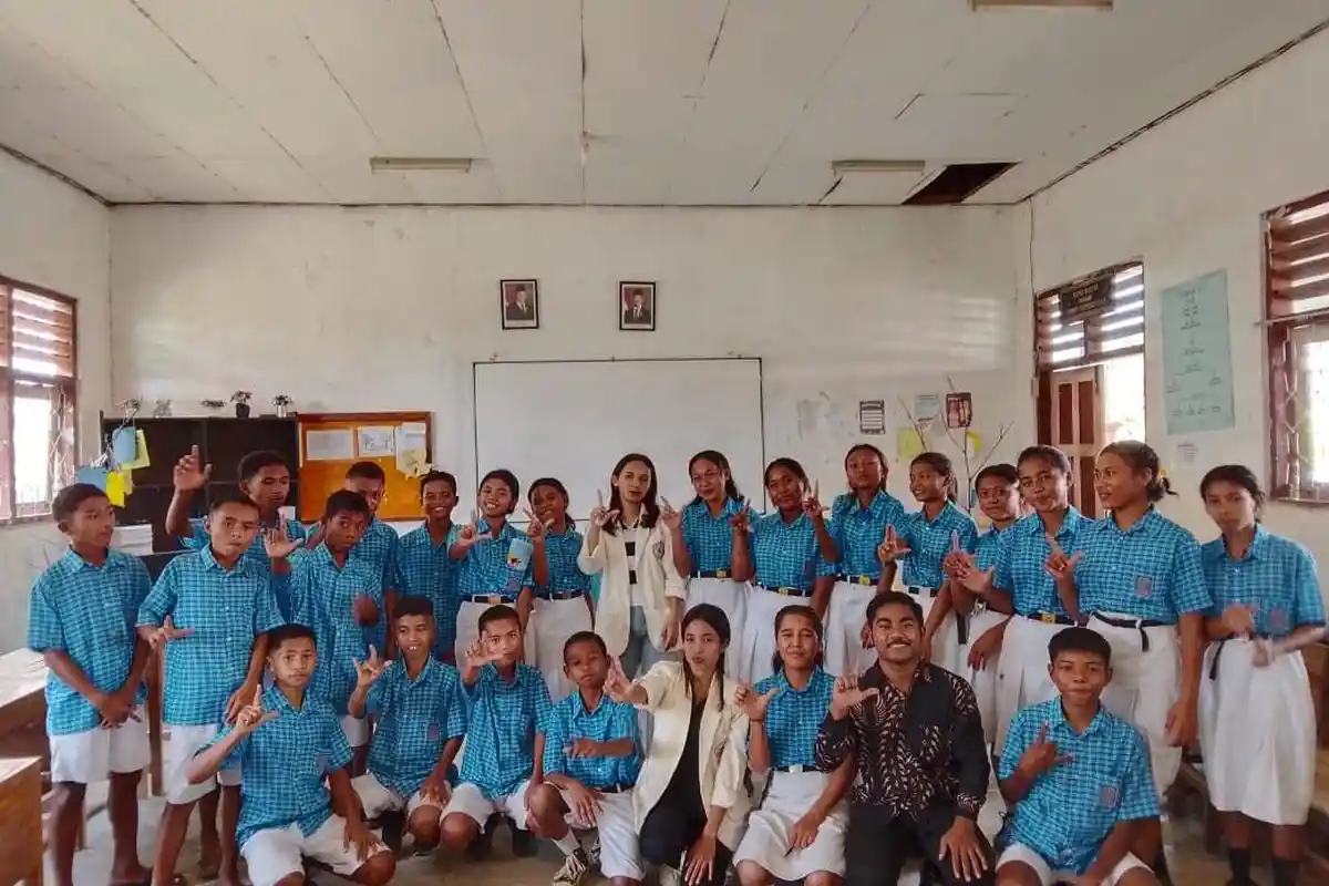 Ajak Anak Cintai Ekaristi, Prodi Teologi Unika Ruteng Katekese di SDN-SMP Satu Atap Negeri Moncok