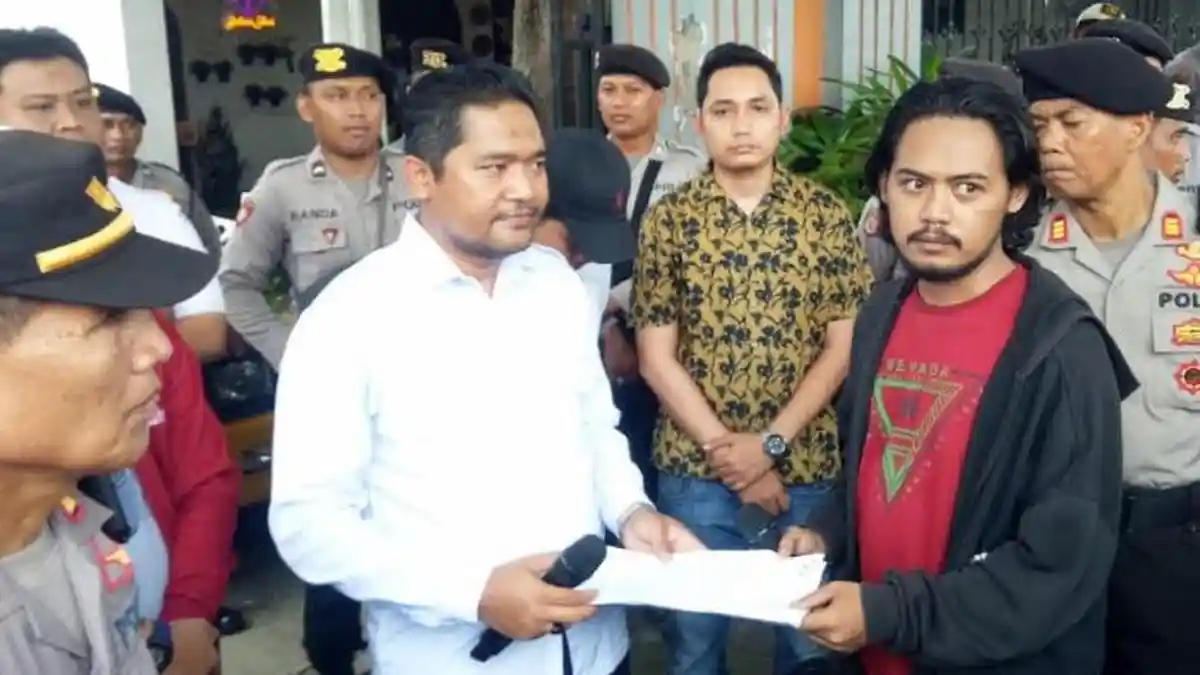 Pasca Gus Miftah Bagi Uang, Pendemo Minta Bawaslu Pamekasan Tak Takut Menindak : Rakyat Siap Membela