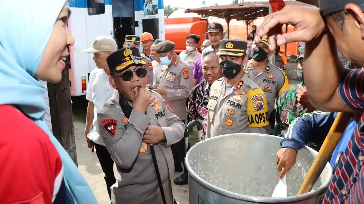 Pastikan Kelayakan Layanan Korban Banjir Batubara, Kapolda Sumut Cicipi Nasi Pengungsi di Dapur Umum