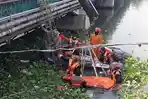 Evakuasi-jasad-pria-yang-ditemukan-mengambang-di-Sungai-Surabaya-Jalan-Joyoboyo.jpg
