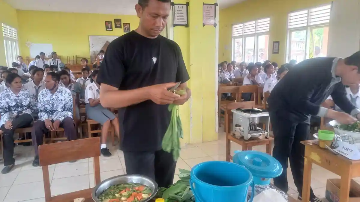 Peringati HGN 2024  Guru SMAN 1 Waigete Lomba Memasak 
