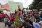 Warga Berebut Isi Gunungan Grebeg Besar Yogjakarta