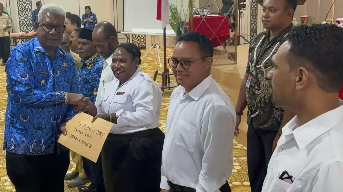 Program 100 Hari Kerja, Bupati dan Wabup Mimika Serahkan SK PPPK Kepada 483 Guru