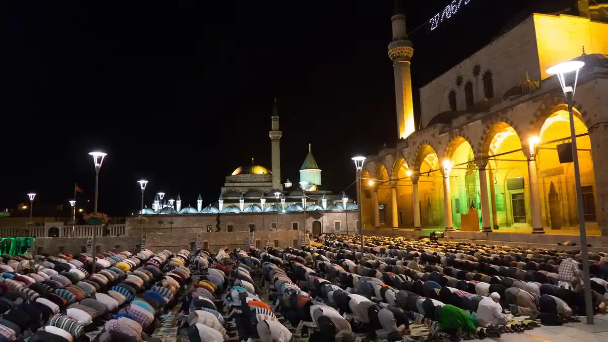 Di Sinilah Salat Tarawih Terpanjang, Digilir sejak Isya Hingga Menjelang Subuh