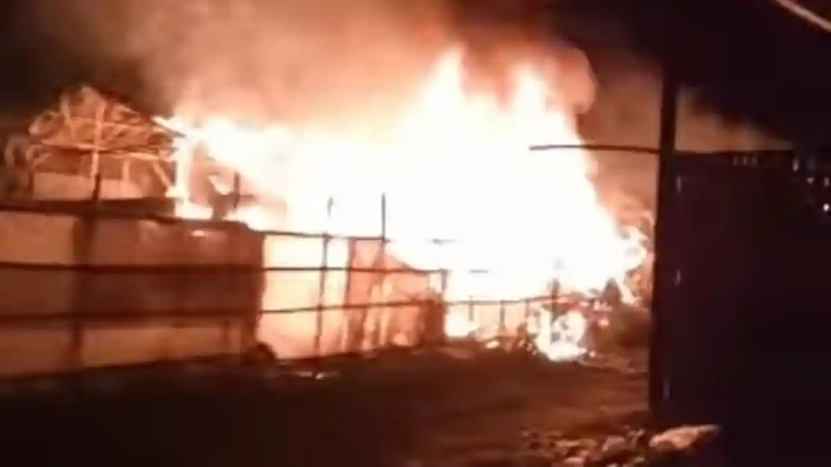 Gara-gara Bakar Sampah, Lapak Penampungan Barang Bekas di Gunung Putri Bogor Terbakar