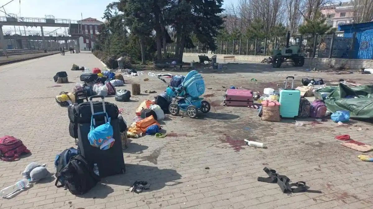 MENGERIKAN Stasiun Kereta Api yang Dipadati Ribuan Warga Dirudal Rusia, Sedikitnya 39 Orang Tewas