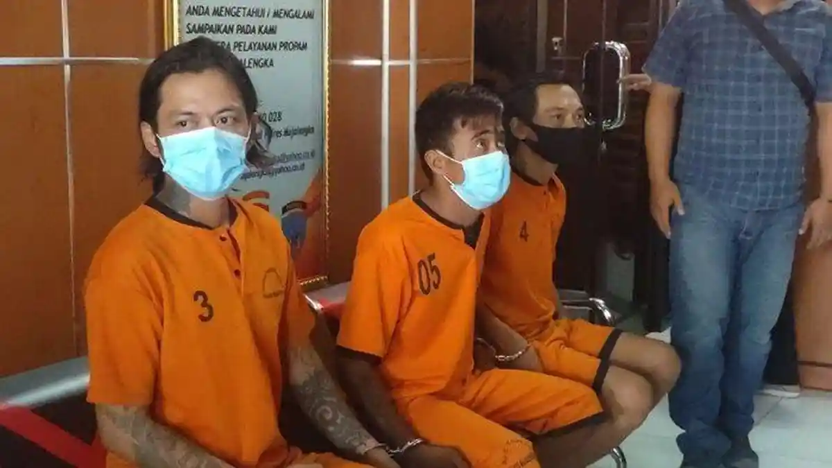 Istri Selingkuh, Suami Ajak 2 Teman Labrak Rumah Selingkuhan: Korban Diseret ke Jalan Raya