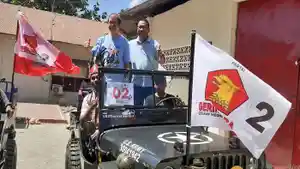 Fary-Francis-bersama-Theo-Widodo-saat-mengantar-anak-mereka-mendaftar-di-KPU-Kota-Kupang.jpg