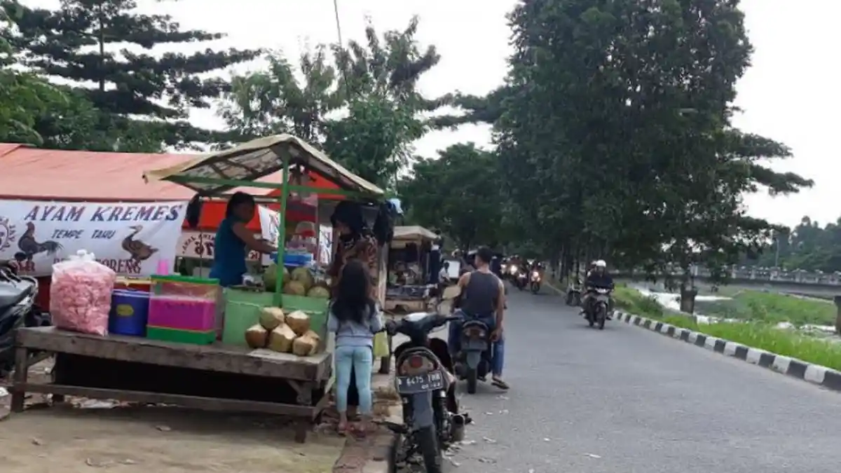 PKL Dadakan Muncul di Bahu Kanal Banjir Timur Jelang Berbuka Puasa