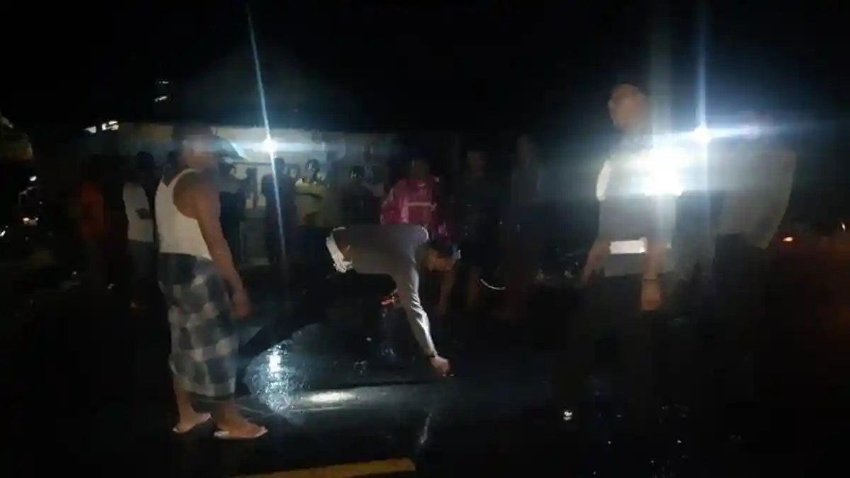 Motor yang Dikendarainya Tabrak Truk Terparkir di Bahu Jalan, Ibu dan Anaknya Tewas