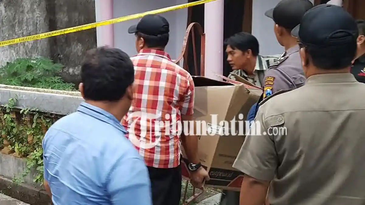 Polisi Lakukan Olah TKP, dan Bawa Barang Bukti Dari Rumah Pelaku Teror Bom di Pasuruan
