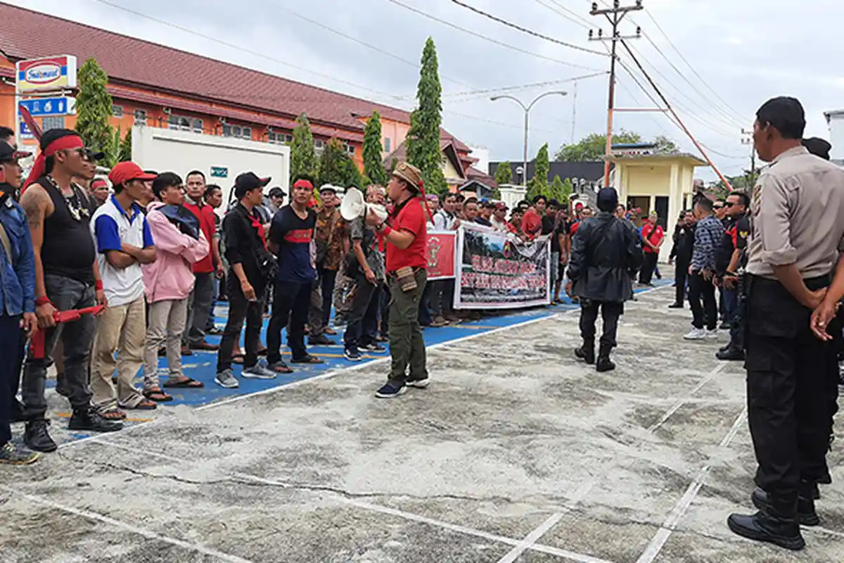 BREAKING NEWS - Dikawal Ketat Aparat Keamanan, Massa Padati Halaman PN Sintang saat Sidang Peladang