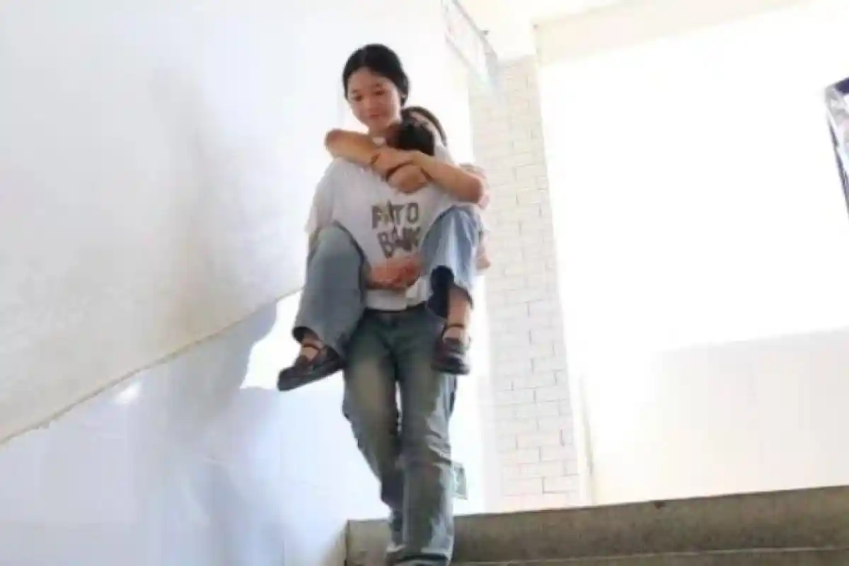 Tiap Hari Gadis 13 Tahun Gendong Teman Lumpuh dari Rumah ke Sekolah, 8 Tahun Bersahabat, Guru Kagum