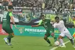 Pemain-Persebaya-Surabaya-Ardi-Idrus-berebut-bola-dengan-pemain-Arema-FC.jpg