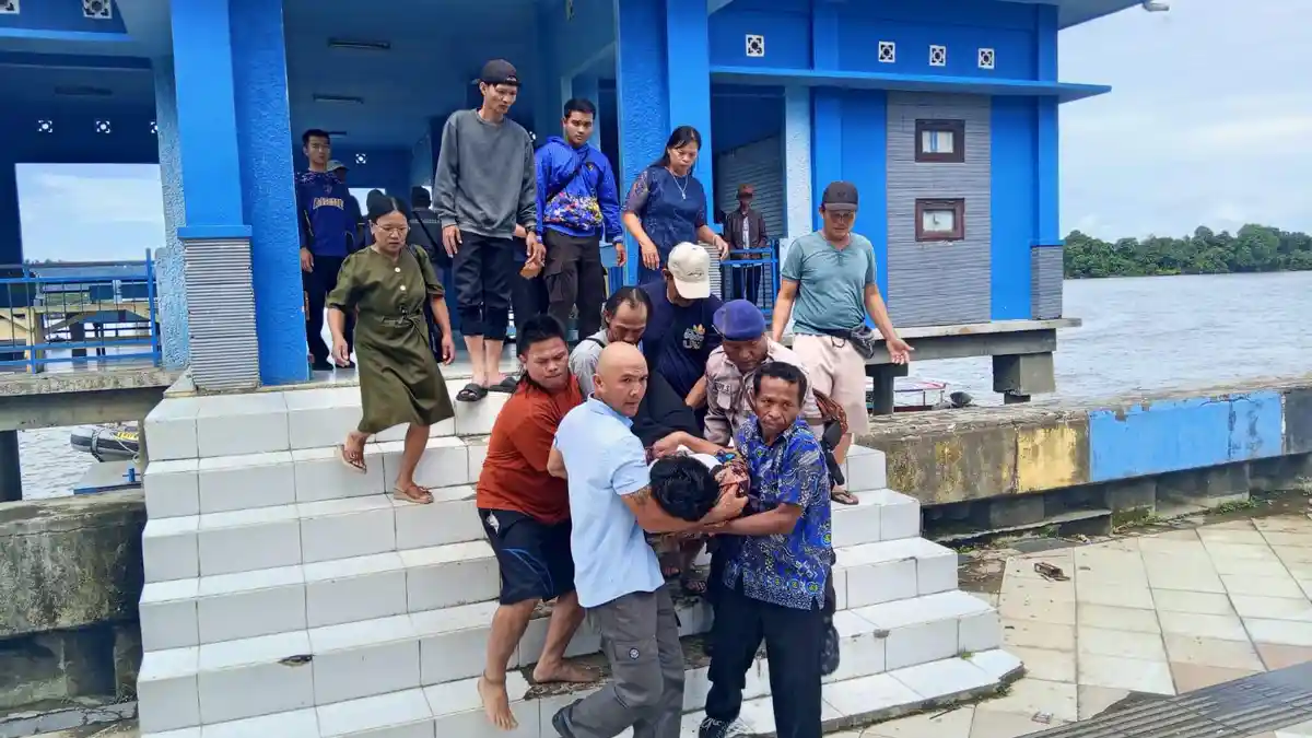 Program 1 Hari 1 Kebaikan, Polisi Satpolairud Bulungan Bantu Warga Sakit di Pelabuhan Kayan IV