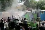 Dengan Alat Berat Satpol PP Bongkar Bangunan Karaoke Liar
