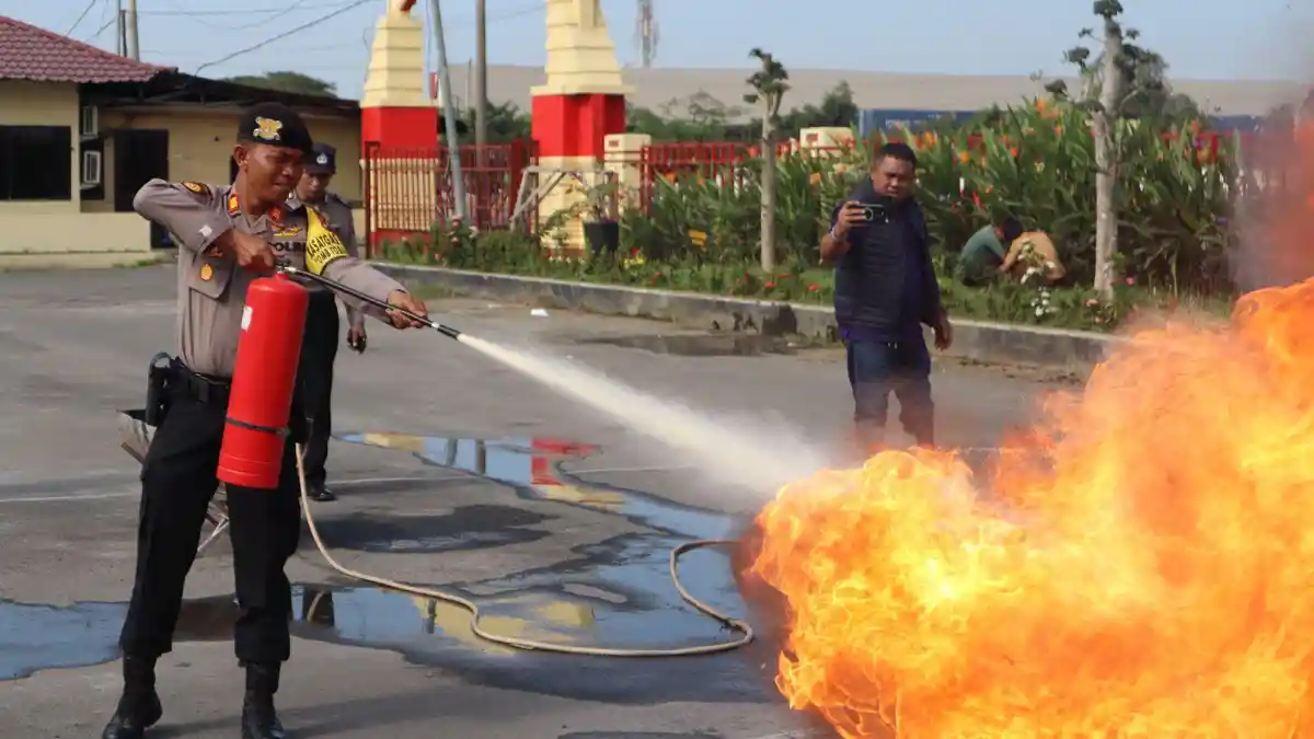 Polres Pelabuhan Belawan Gelar Pelatihan dan Sosialisasi Penggunaan APAR Bersama PT Pertamina