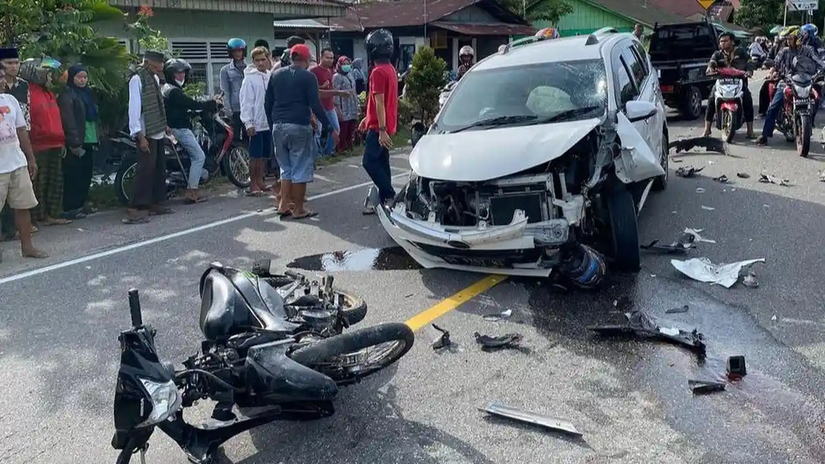 Daihatsu Sigra Hilang Kendali di Jalur Padang-Bukittinggi, Tabrak Sedan dan Sepeda Motor
