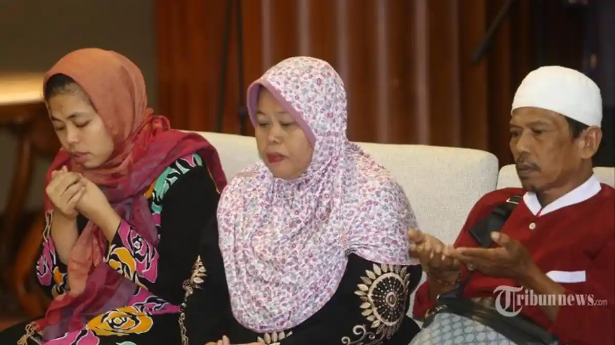 Ayahanda Siti Aisyah Cium Kaki Putrinya yang Bebas dari Kasus Pembunuhan Kim Jong Nam