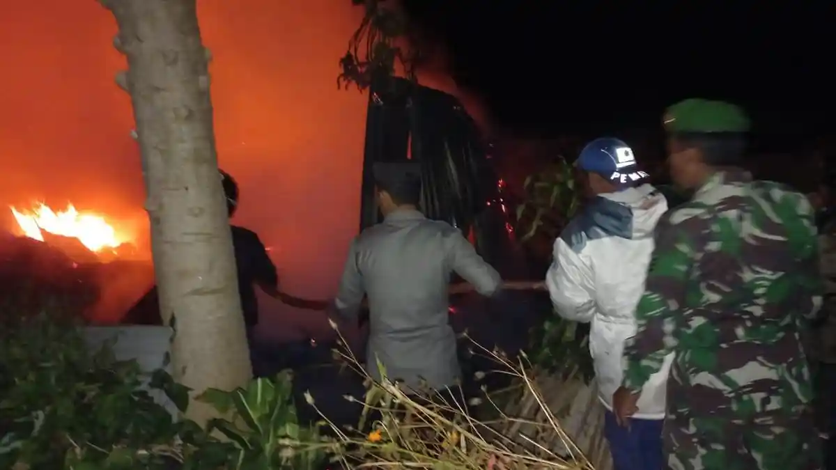 Rumah Semi Permanen Hangus Dilalap Si Jago Merah di Desa Suka Julu