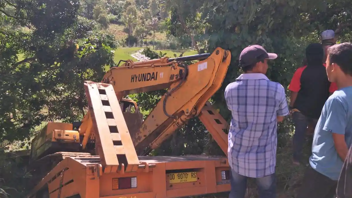 Truk Pengangkut Ekskavator Masuk Jurang Rumbia Jeneponto