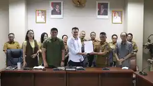 Wakil-Ketua-DPRD-Sulut-Royke-Anter-menyerahkan-draf-final-Ranperda-RTRW.jpg