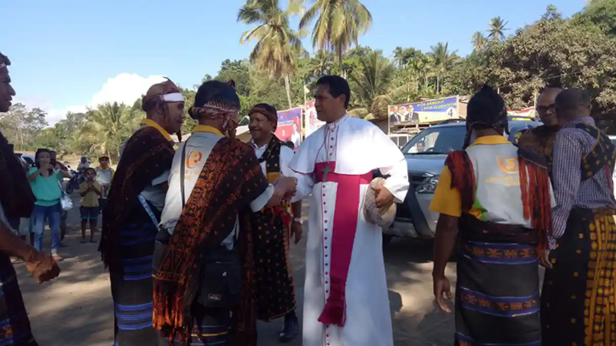 Mgr. Vincentius Terharu saat Pemilik Tanah Mengucapkan Komitmen Penyerahan Tanah