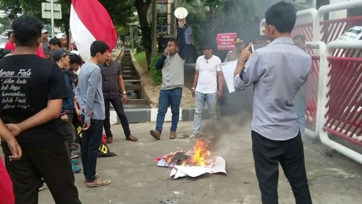 Mahasiswa Berunjuk Rasa di Kantor Pusat Telkom Jakarta