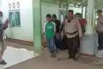 Jenazah-Suci-Indiani-18-dievakuasi-ke-mobil-Puskesmas-Watubaing.jpg