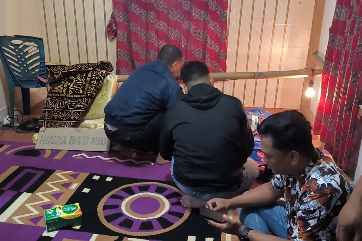 Gegara Lampu Kena Atap Seng, Lansia Keseterum Listrik hingga Tewas di Kamar Mandi Rumahnya