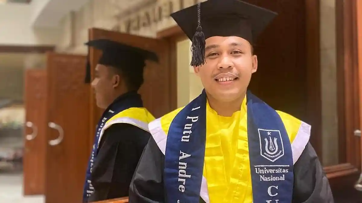 Raih Predikat Cumlaude, Putu Andre Alumni Untika Luwuk Tuntaskan Studi Magister di Unas