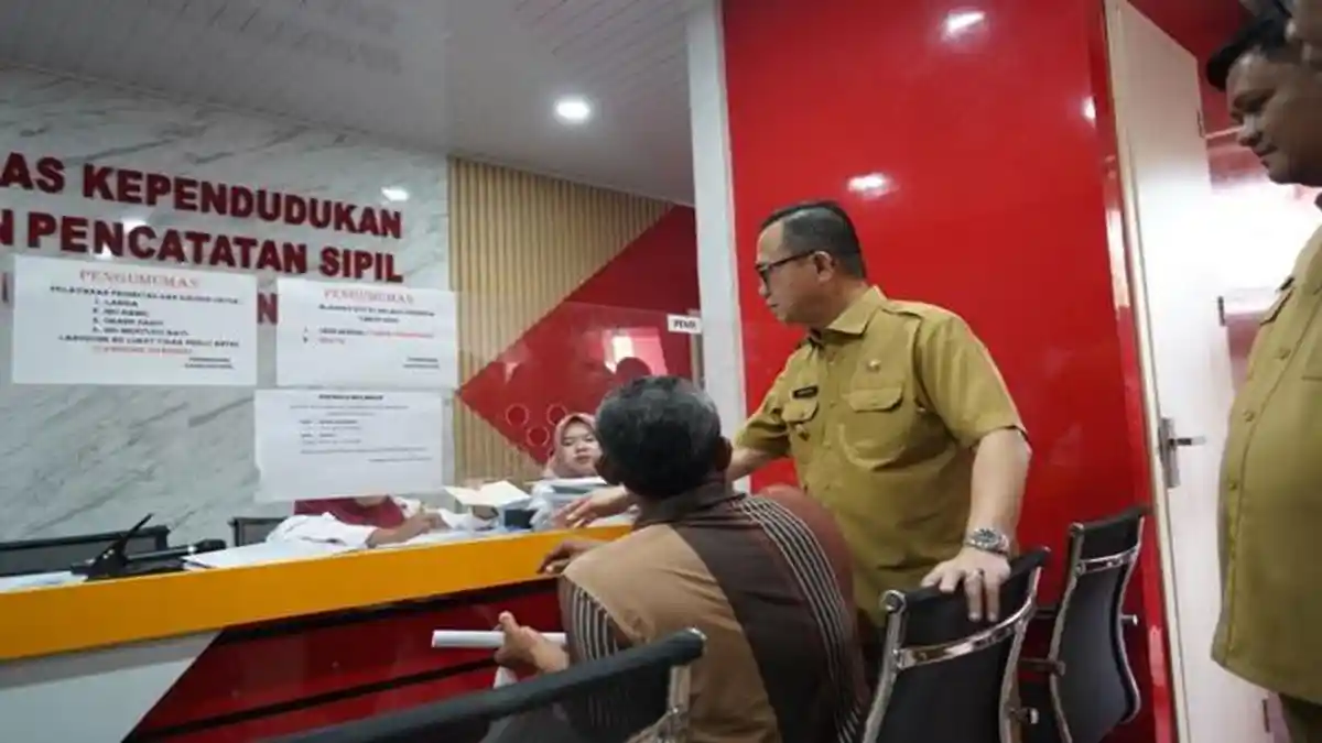 Hari Pertama Masuk Kerja, Hani Syopiar Rustam Sidak Sejumlah Instansi Pemkab Banyuasin